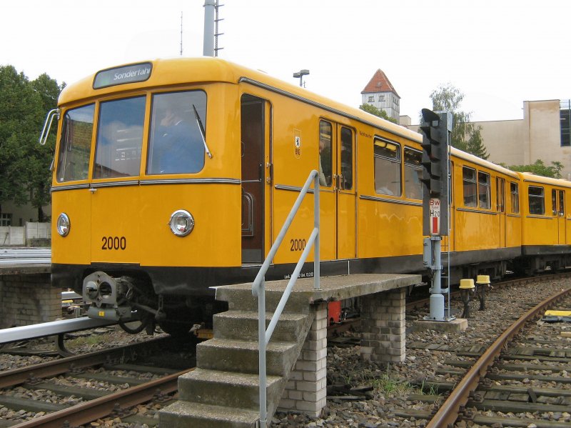 U-Bahnzug 2000/2001 (erster Groprofilzug der BVG nach dem 2. Weltkrieg), hier in der Werkstatt Seestrasse, Tag der offenen Te am 7.9.2008