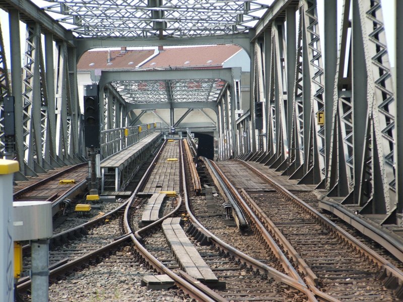 U1 Ri.Uhlandstr.,im Hintergrund die Durchfahrt durch das Haus
Dennewitzstr.Vom oberen Bahnsteig U-Bhf Gleisdreieck,15.6.06