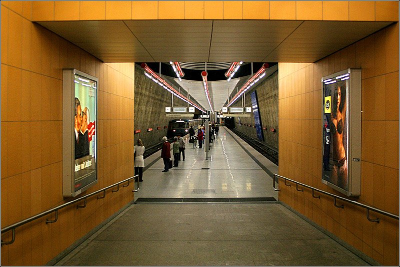 U1-Süd, Mangfallplatz (1997) -

Zugang zur Bahnsteigebene der Station Mangfallplatz. 

03.04.2007 (M)