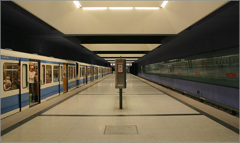 U1-West  Gern  (1998) - 

Ein weiterer sehr nobel gestalteter U-Bahnhof in München. Dieser Bahnhof wurde zusammen mit der Station  Westfriedhof  am 23.05.1998 in Betrieb genommen. Architektur: Claus und Forster. 

02.04.2007 (M)