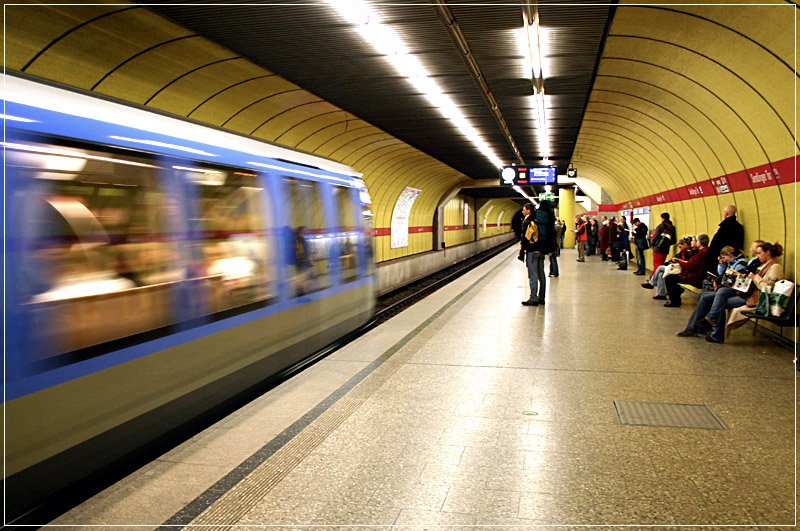 U1/2, Sendlinger Tor (1980) -

Die untere Ebene der Kreuzungsstation  Sendlinger Tor  gleicht gestalterisch der Station  Marienplatz . Gewölbeform der weit auseinanderliegenden Bahnsteigröhren mit farbiger Wandverkleidung. Hier Gelb, am Marienplatz mehr Orange. Eröffnet wurde dieser Bahnhof 1980, als damals die gesamte Strecke vom Scheidplatz bis Neuperlach-Süd fertig war; die längste auf einen Schlag in Betrieb genommene unterirdische U-Bahnstrecke in Deutschland überhaupt. 

München, 07.04.2006 (M)