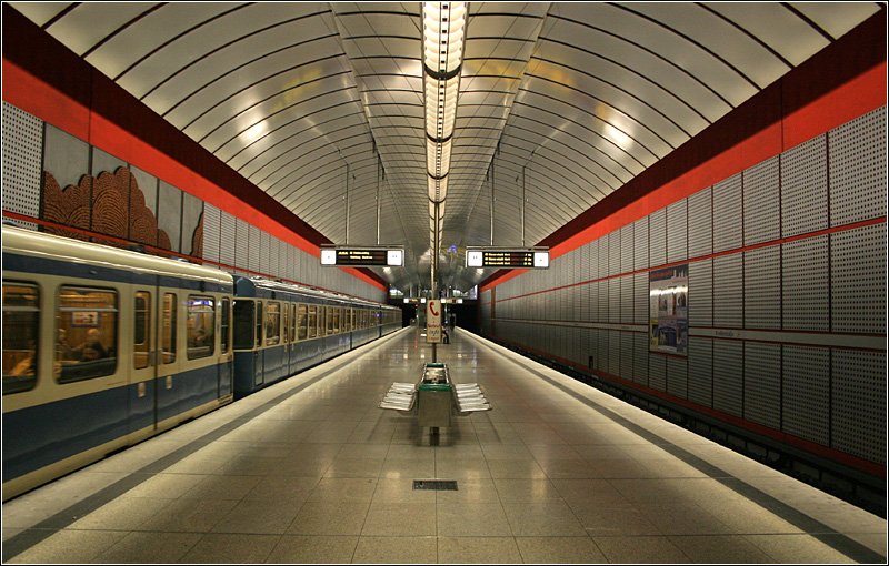 U2-Ost, Kreillerstraße (1999) - 

Bis auf Trudering sind die Bahnsteighallen großzügig und stützenfrei ausgeführt, mit offenen Übergängen zwischen den Zugangsgeschoßen und den Bahnsteigen. Architektur: Grüner und Schnell. 

03.04.2007 (M)