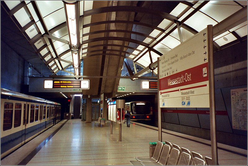 U2-Ost, Messestadt-Ost (1999) - 

In die hohe Halle der Endstation wurden reflektierende Metallelemente für die Deckengestaltung verwendet. Architektur: Busse und Partner. 

München, Scan 2003 (M)