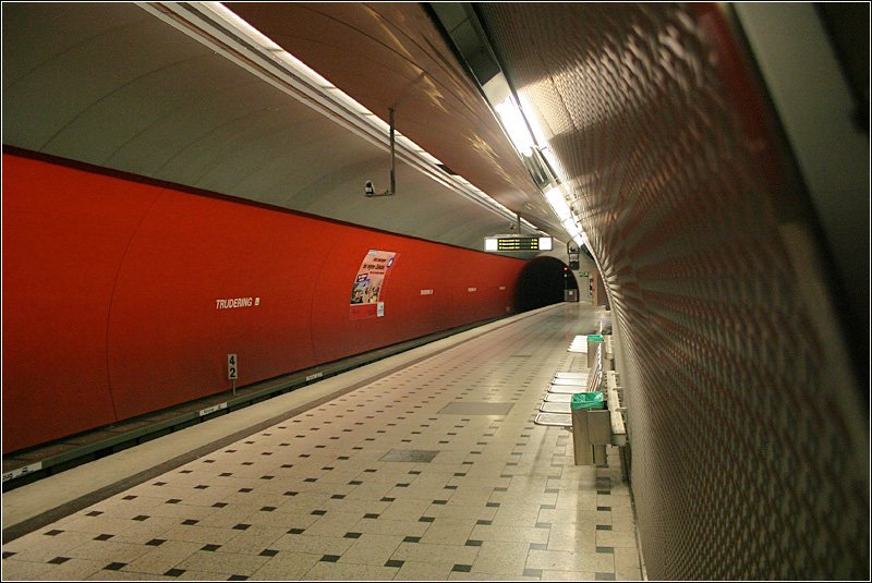 U2-Ost, Trudering (1999) - 

Dieser Bahnhof wurde in tiefer Lage bergmännisch in der Neuen-Österreichischen-Tunnelbauweise (NÖT) aufgefahren. Hier geschah das größte Unglück des Münchner U-Bahnbaues, als ein Teil des Tunnels einstürzte und oben ein Linienbus in dem plötzlich öffnenden Schlund einsank. 

03.04.2007 (M)