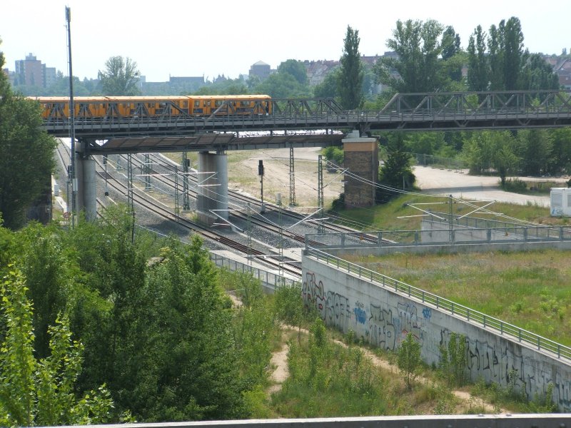 U2 Ri. Ruhleben.Rechts unten die Einfahrt des neuen Nord-Sd Fernbahntunnels.Die Brcke(Vmax 10kmh)soll im Laufe des Jahres
abgerissen u. neugebaut werden,15.6.06. 