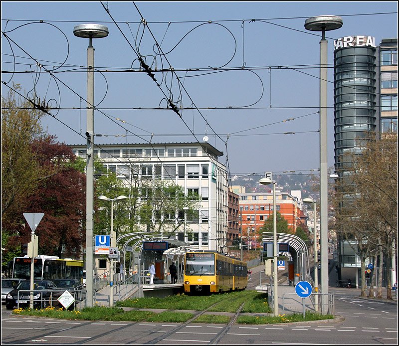 U2, Strecke zum Hölderlinplatz: Die Haltestelle Berliner Platz (Liederhalle) der Linie U2. 

14.04.2009 (M)