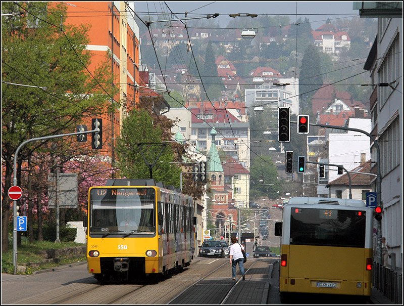 U2, Strecke zum Hölderlinplatz: Zwischen den Stationen Rosenberg-/Seidenstraße und Berliner Platz (Liederhalle) fährt die Stadtbahn abschnittsweise auf hochgeplastertem Bahnkörper. 

14.04.2009 (M)