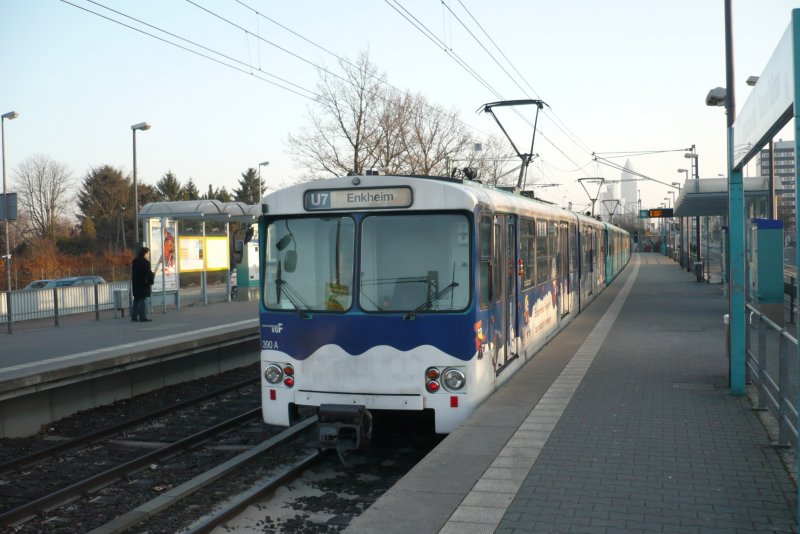 U2-Tw 390 als U-Bahn-Linie U7 (Hausen-Enkheim) fhrt aus der U-Bahn-Station Industriehof/Neue Brse richtung Innenstadt raus und taucht gleich in den U-Bahn-Tunnel ab.(29.12.2008) 