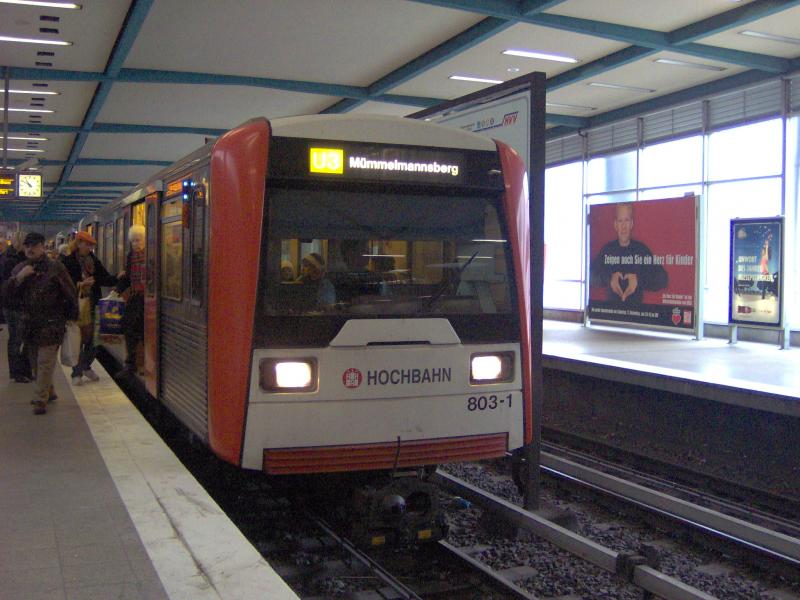 U3 bei der Haltestelle Raues Haus