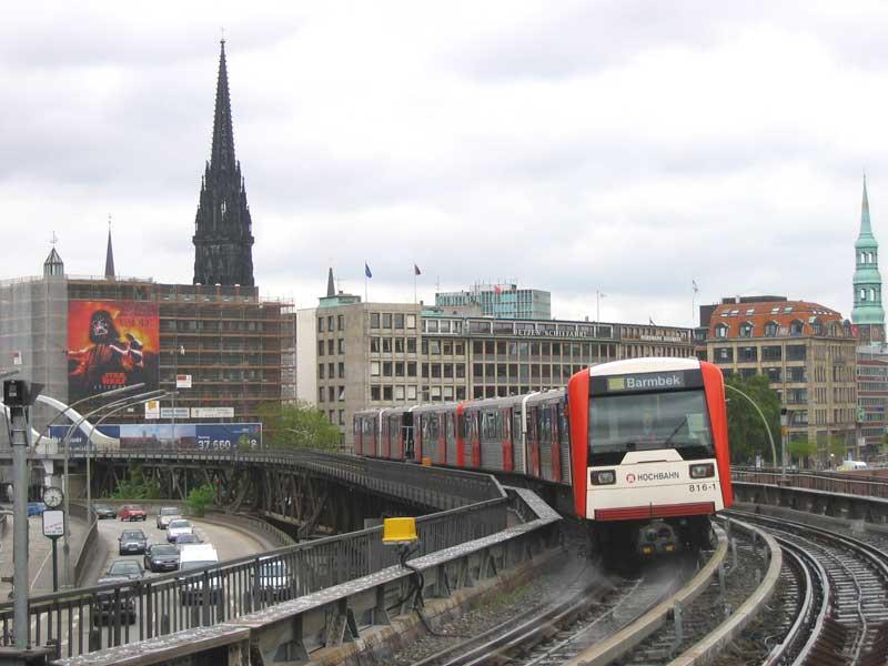 U3 nach Barmbek auf der Hochbahnstrecke kurz vor Baumwall. Deutlich ist die Sprhanlage zu erkennen, die bei Annherung eines Zuge in Aktion tritt und wohl das Quietschen verhindern soll. - 11.05.2005 
