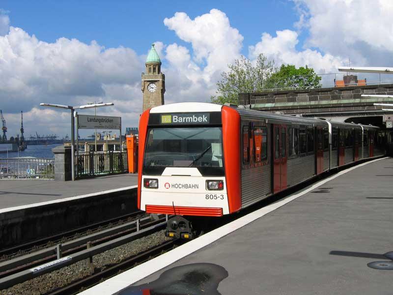 U3 nach Barmbek bei Einfahrt in die Station Landungsbrcken - Hamburg, 11.05.2005
