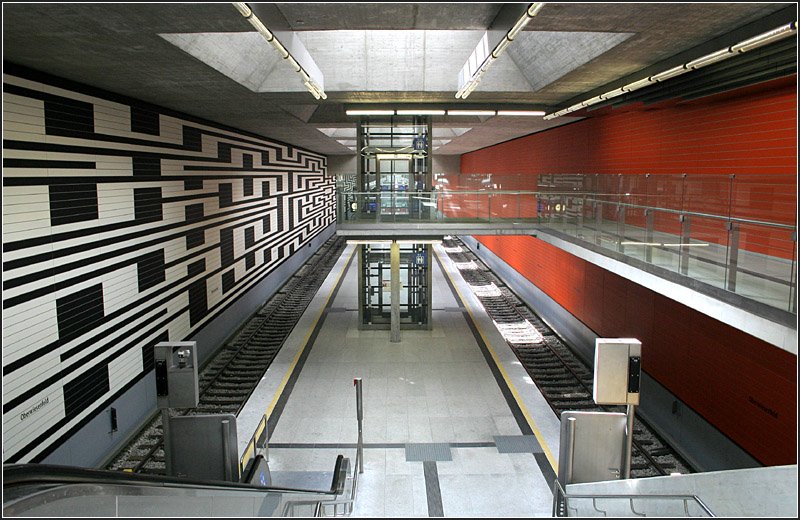 U3, Oberwiesenfeld (2007) -

Am 28.10.2007 wurde die Münchener U-Bahnlinie U3 vom Olympiazentrum um zwei Station bis zum Olympia-Einkaufszentrum verlängert. Hier ein Blick in die Bahnsteighalle der Zwischenstation Oberwiesenfeld. 

28.06.2008 (M)