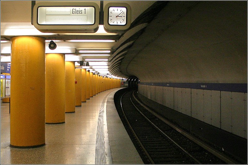 U3/6, Poccistraße (1978) -  

Der U-Bahnhof  Poccistraße  war ursprünglich gar nicht vorgesehen und wurde deshalb erst nachträglich zwischen die beiden im Schildvortrieb erstellten Tunnelröhren eingebaut. Eröffnet wurde der Bahnhof am 28.05.1978, die Strecke hier war schon ab dem 22.11.1975 in Betrieb. Alle Aufnahmen der Münchner U-Bahn wurden trotz der schlechten Lichtverhältnisse im Untergrund aus der Hand fotografiert, hier direkt nach der Wegfahrt einer Bahn, um einen möglichst menschenleeren Bahnsteig zu bekommen. 

03.04.2007 (M)