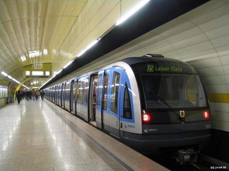 U4/5: C-Wagen im U-Bahnhof  Karlsplatz . 

Dieser Bahnhof ist einer der tiefsten in Deutschland. Er liegt im 5ten Untergeschoss des Stachus-Verkehrsbauwerks. Zwei Bahnsteigtunnelröhren in NÖT. Architektur: U-Bahn-Referat. Eröffnung des Abschnittes Westendstraße - Karlsplatz war 10. März 1984. 

Jonas' Bild vom 4.1.2005 mit freundl. Genehmigung der MVG.