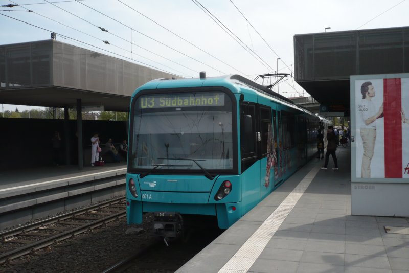 U5-25 Tw 601 und Tw 605 vordere Zug als U-Bahn Linie U3 (Oberursel- FFM-Sdbahnhof) ist in die Station Heddernheim eingefahren und wartet auf die Abfahrt richtung Innenstadt(Aufnahme von 12.04.2009)