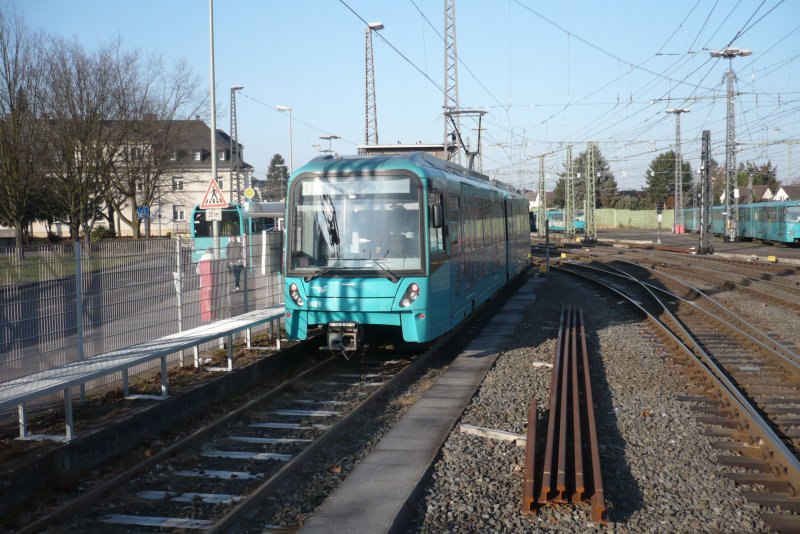 U5-Tw 602 beim Rangieren in der U-Bahn-Station Heddernheim. Am diesen Tag waren bis zum Nachmittag keine neuen U-Bahnen im Einsatz,erst am Nachmittag kam ein U5-Prchen zum Einsatz.(29.12.2008)
 