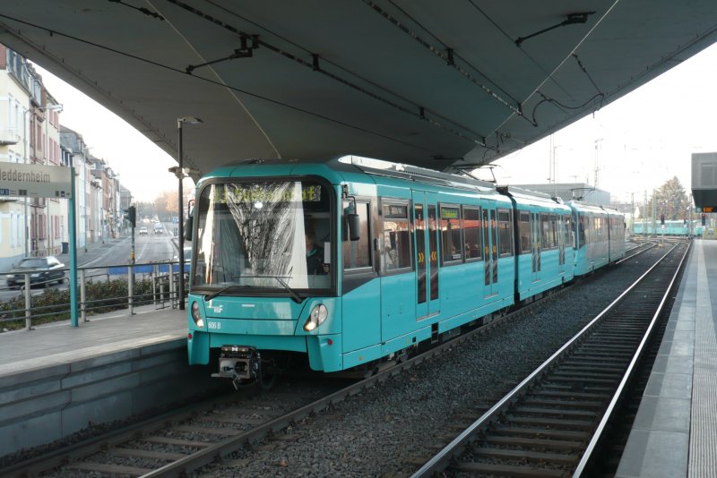 U5-Tw 606 kam an diesen Tag als erster U5-Zug auf der Linie U3 als Verstrkerzug U3(Heddernheim-Sdbahnhof) zum Einsatz.Der Verstrkerzug steht abfahrbereit in der Station Heddernheim.(29.12.2008) 