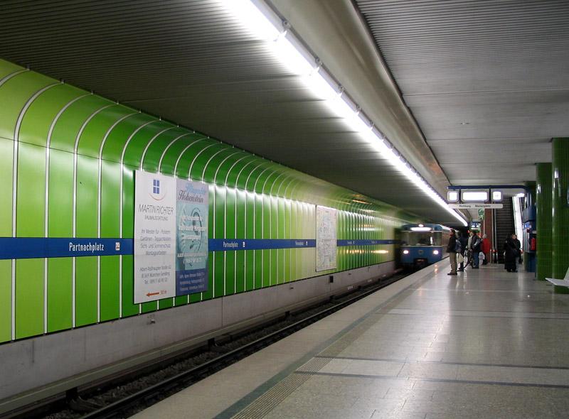 U6-West, Partnachplatz (1983) - 

Sehr bunt zeigen sich die drei Bahnhöfe der  Blumenlinie  Harras - Holzapfelkreuth, die rechtzeitig zur IGA 83 am 16.April 1983 eröffnet wurde. 

München, 06.01.2005 (J)
