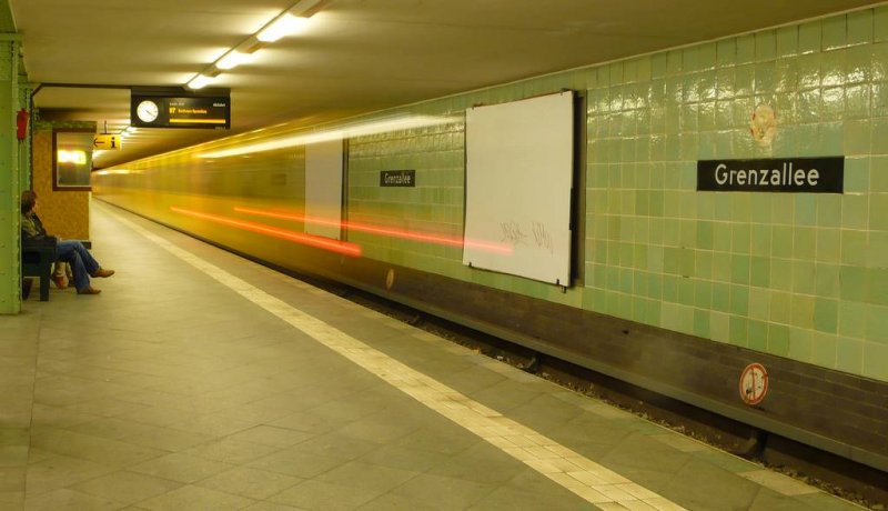 U7 bei der Ausfahrt vom Bahnhof Grenzalle in Berlin