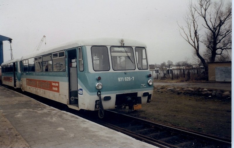 UBB-Ferkeltaxe 971 626 nach Ahlbeck im Mrz 1997 im alten Bahnhof Wolgast Fhre.