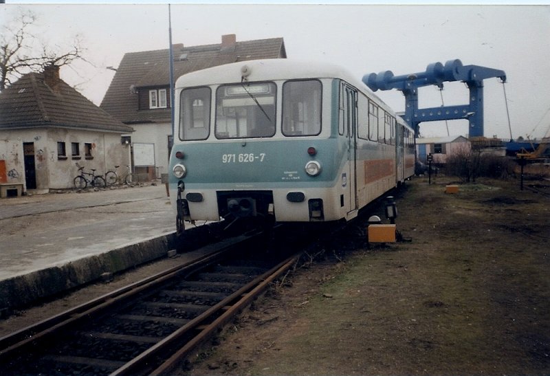 UBB-Ferkeltaxe 972 626 im März 1997 im alten Bahnhof Wolgast Fähre.Wenig später wurde ein neuer Haltepunkt gebaut und der alte Bahnhof wurde aufgegeben.Im Hintergrund die Peenebrücke.