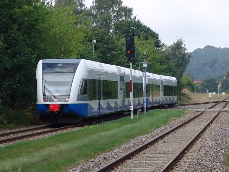 UBB2446 von Ahlbeck Grenze nach Zinnowitz bei der Ausfahrt im Bahnhof Seebad Ahlbeck.Aufgenommen am 26.08.06