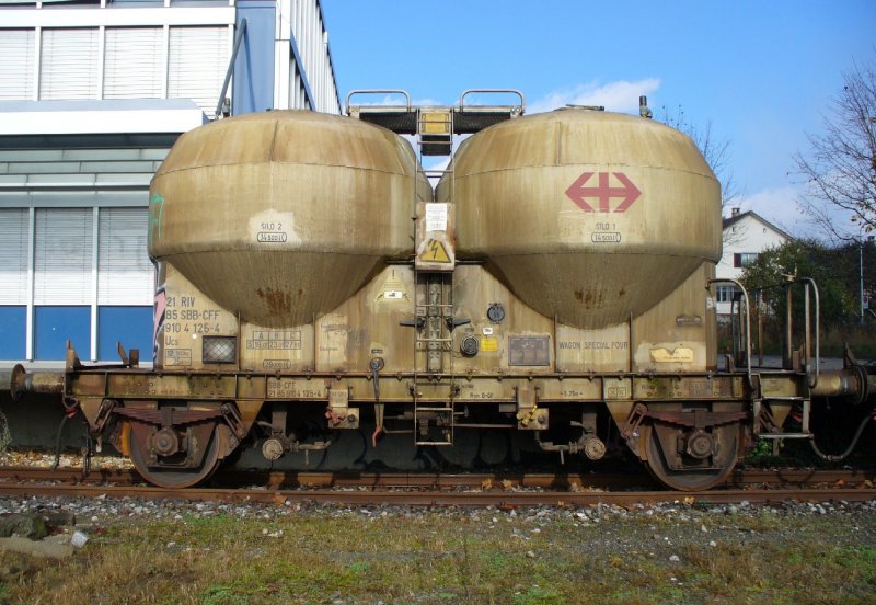 Ucs 21 85 910 4 125-4 mit grossem SBB Signet abgestellt im Bahnhof von Brgg am 18.11.2006