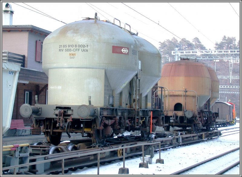Ucs Streusalzwagen der SBB auf Rollschemeln der RhB in Reichenau-Tamins. Das Streusalz ist fr den Strassenunterhaltsdienst in Thusis bestimmt. (31.01.2007)