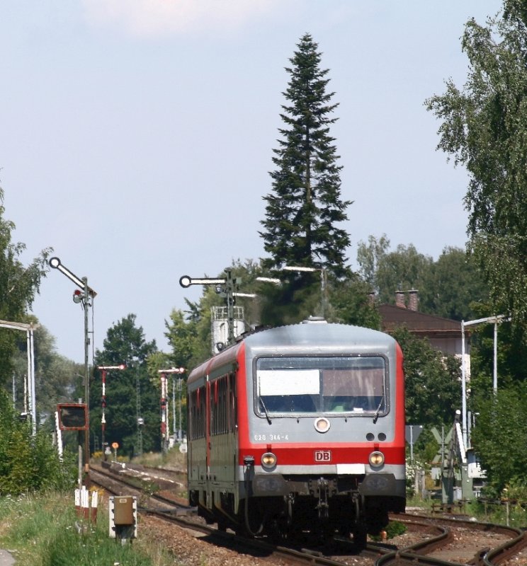 ber 15 Minuten versptet verlsst 628 344 am 19. August als RB 22367 von Ehingen (Donau) nach Memmingen den Bahnhof von Altenstadt (Iller). 