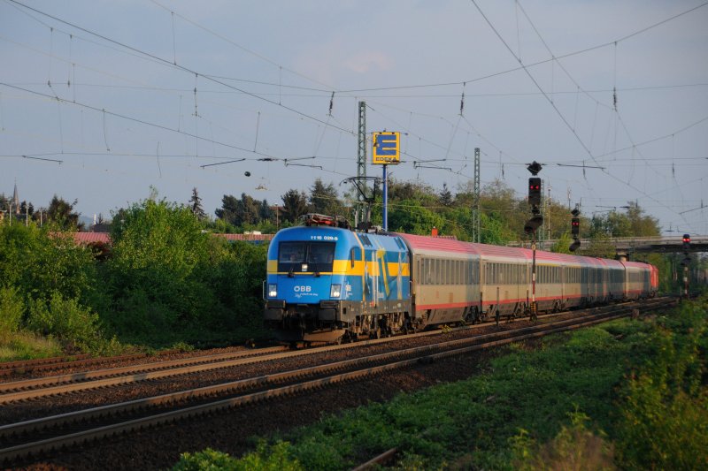 ber 300km weiter von P.Plschs  Ansitzplatz  prsentierte sich EC 112 (manche nennen ihn immer noch  Mimara ) dem Fotografen, in der gleich untergehenden Sonne kurz vor Bensheim-Auerbach. Aufgenommen am 23.04.09, ca 19:40 mit +20).