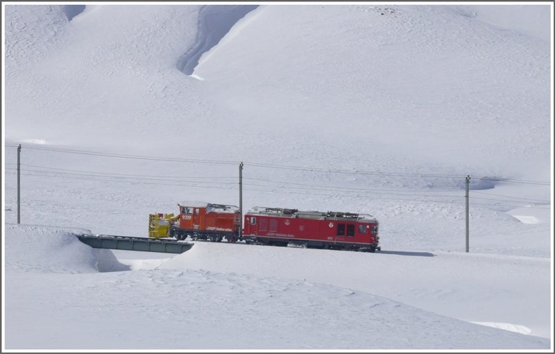 ber die Arlasbrcke auf der tief verschneiten Alp Bondo fhrt der Schleuderzug talwrts Richtung Pontresina. (10.03.2009)