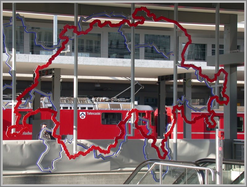 ber dem Aufgang von der Unterfhrung Richtung Altstadt wurden die nachts leuchtenden Umrisse der Schweiz (rot) und Graubnden (blau) installiert. Im Hintergrund Ge 4/4 II 629  Tiefencastel  mit Regionalzug nach Arosa. (19.02.2007)