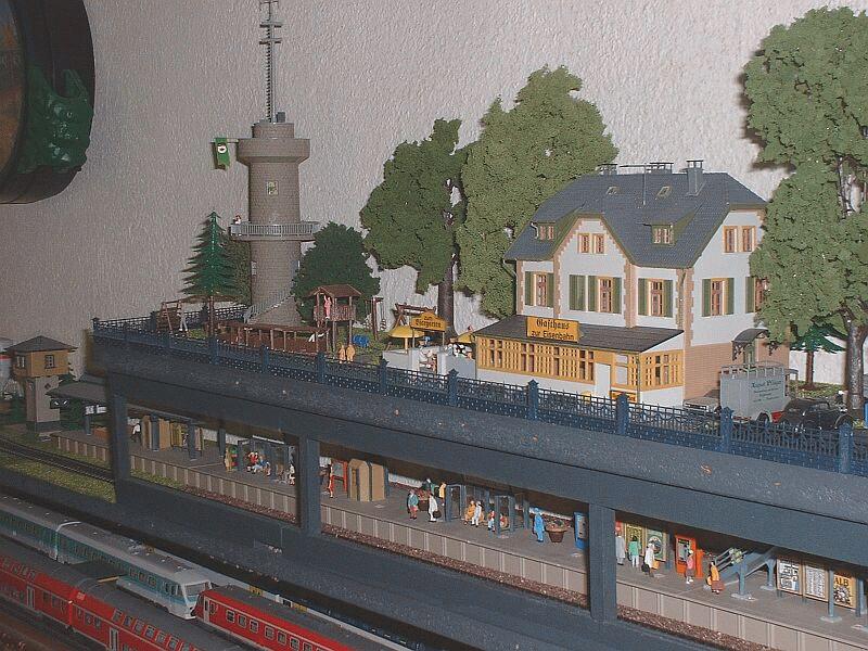 ber dem Bahnhof  Vaihingen/Enz  befindet sich auch das Gasthaus zur Eisenbahn (Kibri 8197) mit Biergarten und Abenteuer-Spielplatz (Faller 577) und dem Aussichtsturm Brend (Faller 386). Vor dem Bahnsteig steht ein Stellwerk (Vollmer 5733). Darunter sind 3 Abstellgleise, geplant ist ein unterirdischer S-Bahnhof.