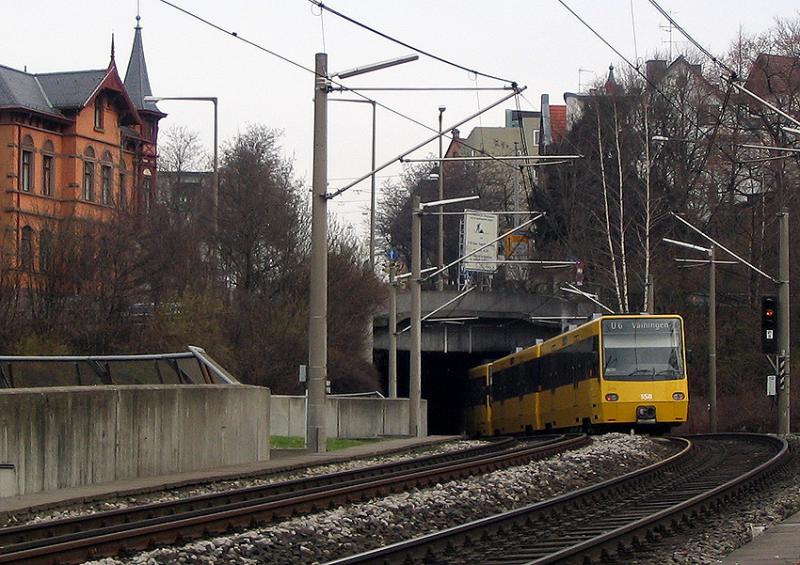 Über dem Pragtunnel in den Tunnel -

Eine U6-Doppeltraktion fährt von Bahnhof Feuerbach kommende in den Tunnel  unter der Siemenstraße ein. Eröffnung 2.4.1984 für Straßenbahnvorlaufbetrieb. Die Betonbrüstungen links markieren die Tunneleinfahrt der großen Eisenbahn eine Etage tiefer. 

22.3.2005 (M)