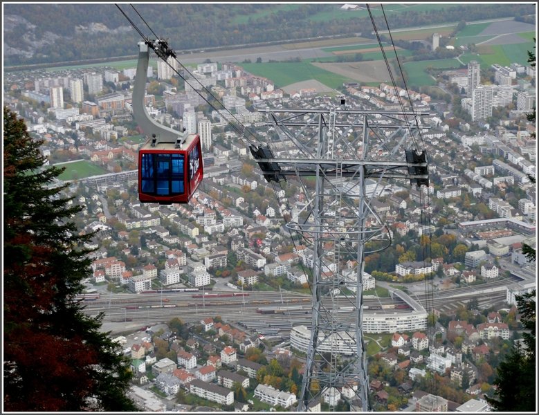 ber den einzigen Mast saust die Brambreschbahn talwrts der Stadt Chur entgegen. Schn zu sehen sind die ausgedehnten Abstellanlagen der SBB und RhB westlich des Personenbahnhofs. (16.10.2008)