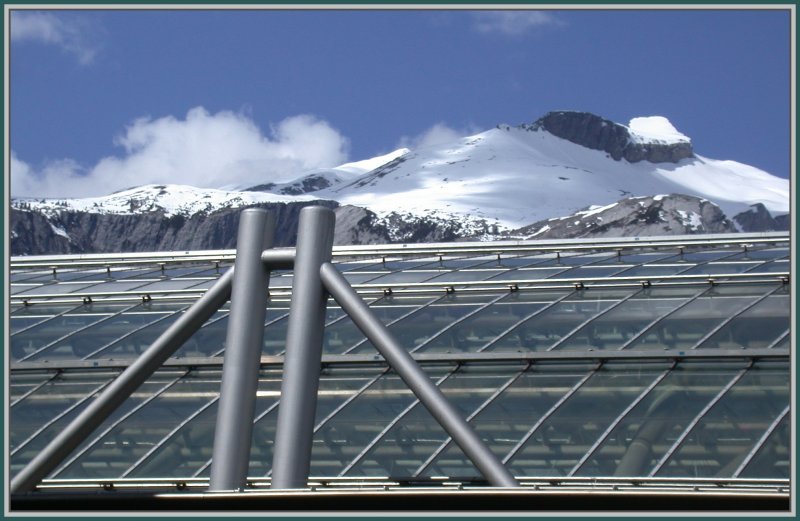 ber den Geleisen wurde die Busstation fr die Postautos gebaut. Darber wlbt sich das riesige Glasdach, nur noch berragt vom 2600m hohen Felsberger Calanda. Chur. (02.04.2007)