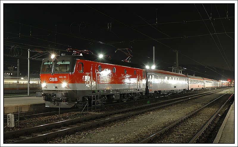 ber Geschmack kann man ja streiten. Mir gefallen die 1X44er mit der Wortmarke und der kleinen Nummer absolut nicht. 1044 104 mit dem OIC 741  Linz 09 Kulturhauptstadt Europas  von Salzburg nach Wien-West beim Halt in Wien-Htteldorf am 17.3.2007.