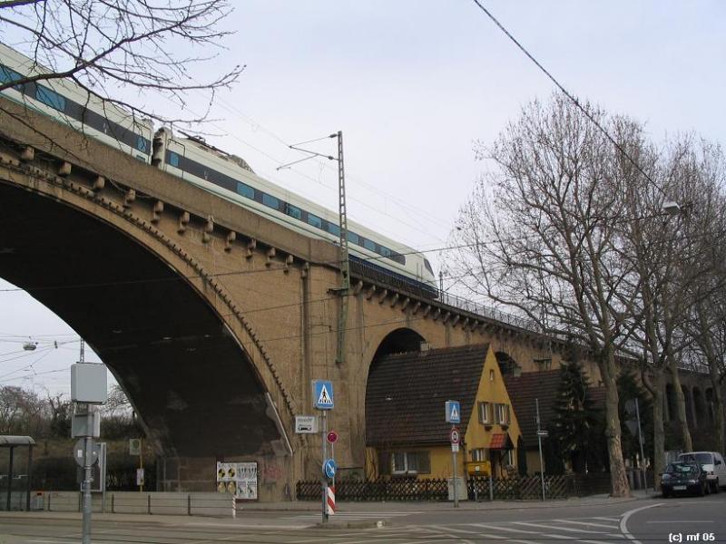 Über den Häusern - 

Cisalpino auf dem Gäubahnviadukt in der Nähe des Stuttgarter Nordbahnhofes, 

22.03.2005 (M)
