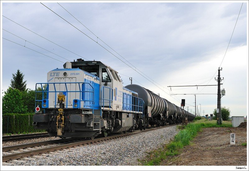 ber den Semmering dient die LTE 2170.001 (Johanna) dem Kerosinzug 48430 als Nachschiebelok, welche bis Wien am Zug bleibt. Nachschuss bei Mitterndorf/Fischa, 22.05.2009.