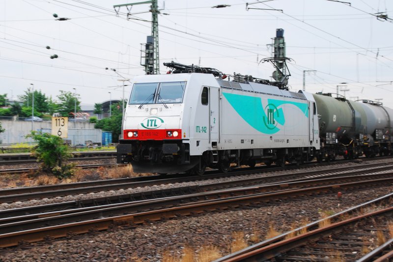 ber die superschicke E-186 142 der ITL habe ich mit am heutigen 10.06.2009 besonders gefreut. Mit Werbe- oder Dispoloks sind wir un unseren Breitengraden nicht gerade verwhnt, da lt eine solch farbfrohe Lok schon Begeisterung aus. Sie kam mit einem Zug Kesselwagen aus stlicher Richtung. Hier aun der Einfahrt zum Bahnhof Bielefeld-Brackwede.