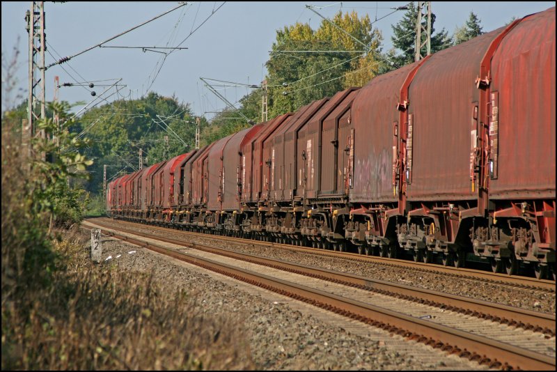 beraschend viele Teleskop- und Schiebeplanwagen hat die 151 023 am Haken. Hier bei Hohenlimburg am 06.10.07