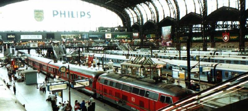 berblick auf die Bahnsteige im Hamburger Hauptbahnhof