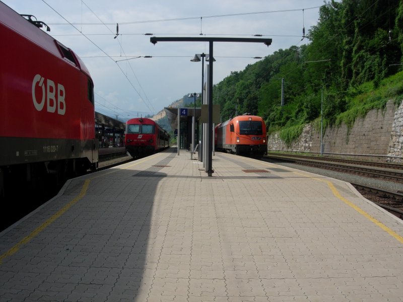 berblick ber den Bahnhof Leoben mit BB 1116 und RTS 1216. Am 31.07.08