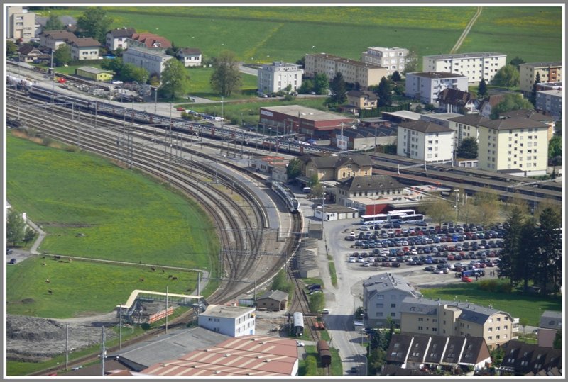 berblick ber den Bahnhof Sargans mit der St.Galler Linie im Vordergrund und der Zrcher Linie rechts des Bahnhofgebudes. (24.04.2009)