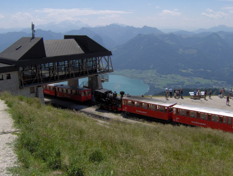 berblick ber den Bergbahnhof Schafberg mit 2 Dampfzgen die zur Abfahrt bereit stehen nach Mondstein, Talbahnhof.   Im Hintergrund erkennt man gut noch den Mondsee.