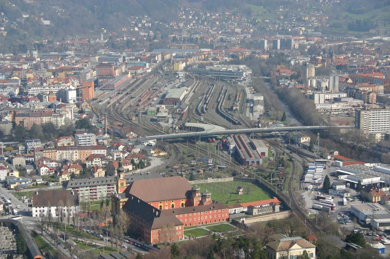 berblick ber das Gelnde des Hauptbahnhofes in Innsbruck. Die Aufnahme entstand vor der Skisprungschanze am Bergisel. (14.4.2006)