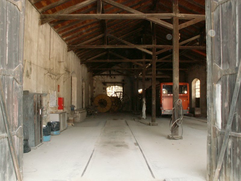 beretscher Bahn.(1898-1974)Blick in den 2-stndigen Lokschuppen von Kaltern.Hier sieht man noch die letzten Schienen von der ganzen Strecke.Heute wre man froh wenn man diese Eisenbahnlinie noch htte!!Kaltern 17.10.07