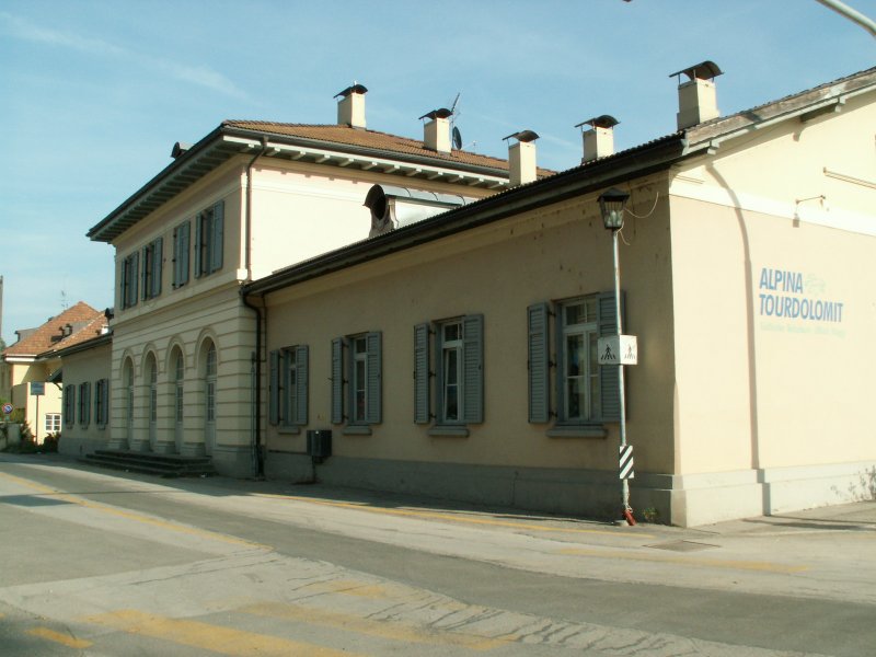 beretscher Bahn.Bozen-Kaltern 1974 stillgelegt.Auch der Bahnhof in Eppan/Appiano steht noch.Er ist sogar restauriert worden.
Von Gleisen aber weit und breit keine Spur mehr.Eppan 17.10.07