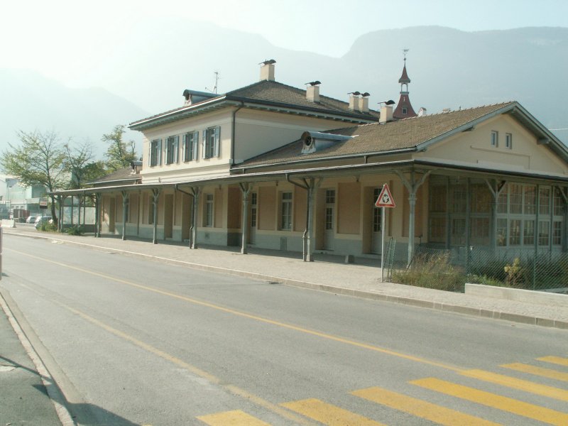 beretscherbahn,sie wurde 1974 stillgelegt,aber der Bahnhof in Eppan,hier die Gleisseite,ist noch vorhanden.Eppan 17.01.07