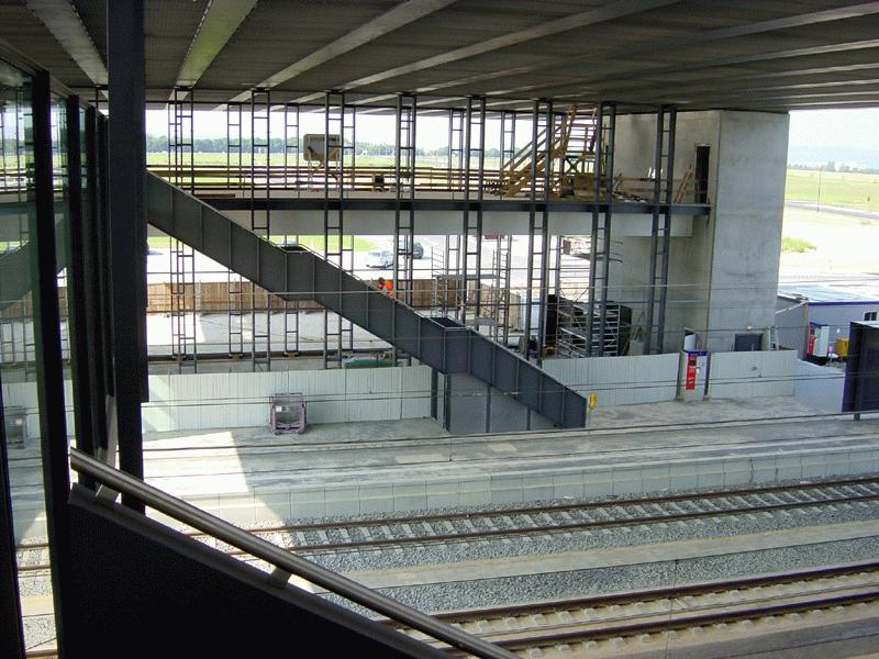 bergang zu Gleis 2 - Blick auf Empfangsgebude, Bahnhof Limburg, Neubaustrecke FFM - Kln, SEP2002